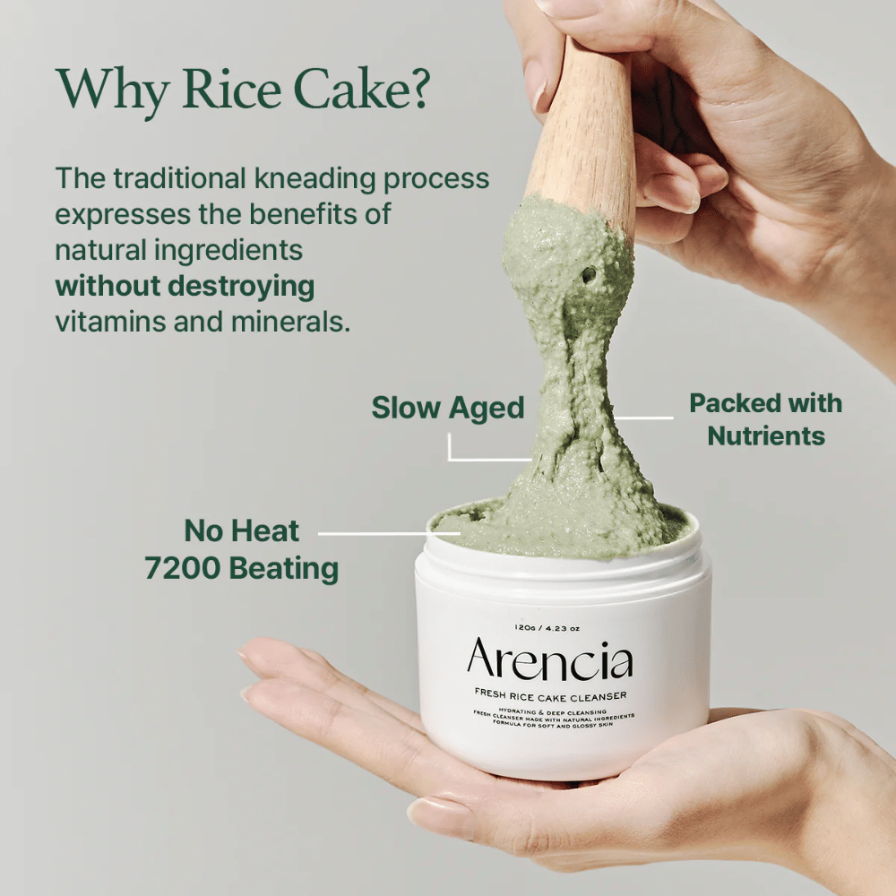Arencia Fresh Rice Cake Cleanser i krukke løftes op med en spatel, viser grøn, sej tekstur. Tekst i billedet forklarer fordele som "Slow Aged", "Packed with Nutrients" og "No Heat 7200 Beating".