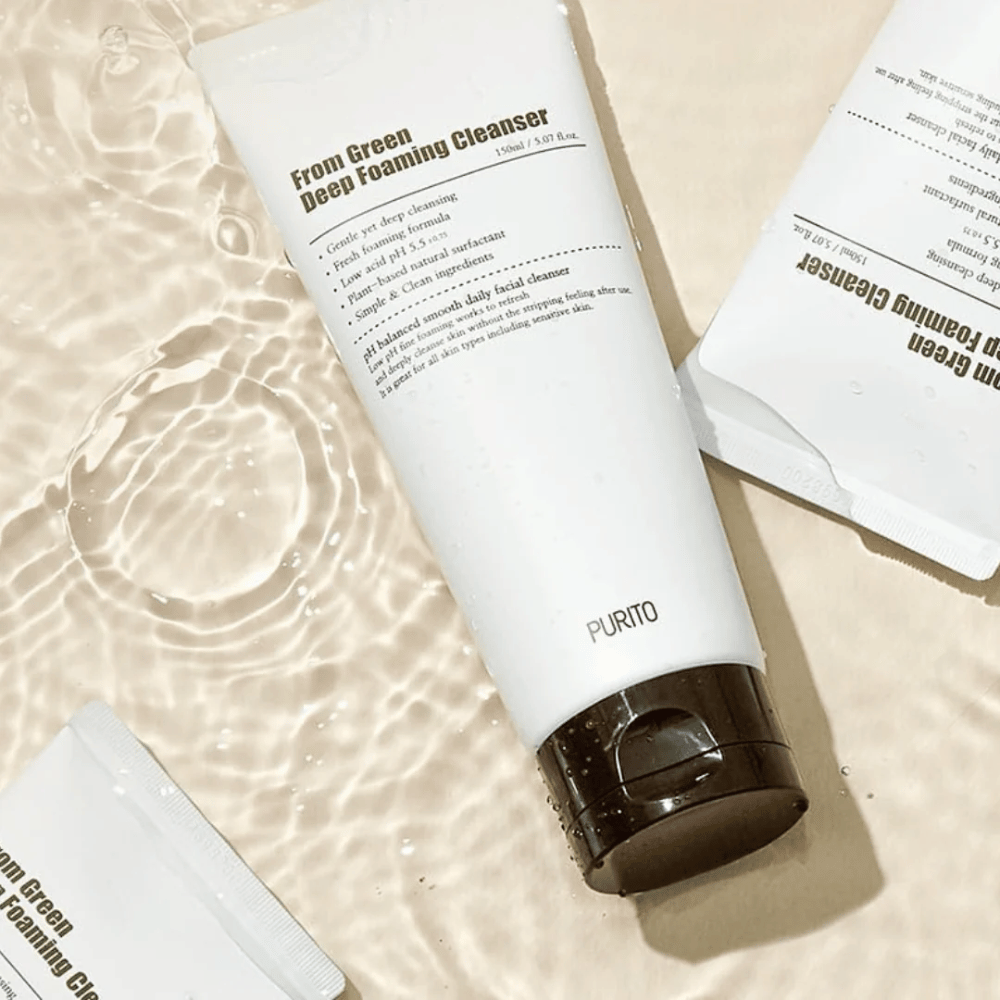 Purito From Green Deep Foaming Cleanser er en mild men effektiv rens med pH-værdi på 5.5, der renser i dybden uden at irritere huden. Den skummer let og efterlader huden ren, fugtet og blød, hvilket gør den perfekt til daglig brug.