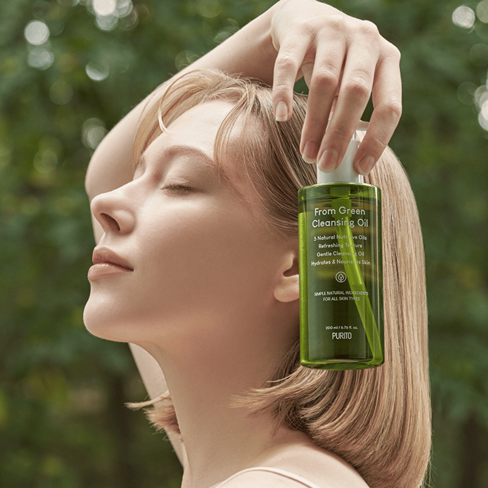 Purito From Green Cleansing Oil er perfekt til daglig brug og passer til alle hudtyper, selv følsom hud. Med fem naturlige næringsrige olier renser den huden i dybden uden at efterlade en fedtet følelse, samtidig med at den fugter og plejer.