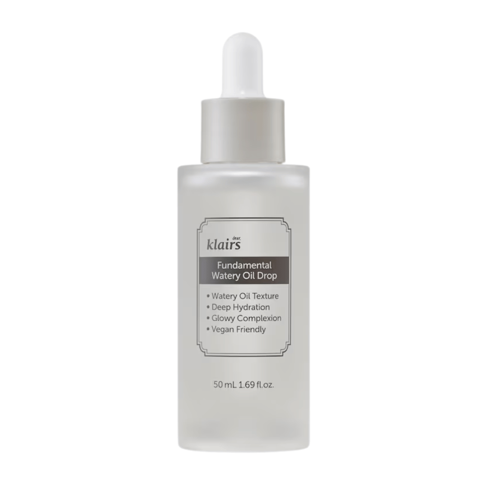 Transparent flaske med pipette indeholdende Klairs Fundamental Watery Oil Drop, 50 ml. Etiketten beskriver produktets egenskaber som dyb fugtgivning, glødende effekt og vegansk formulering.