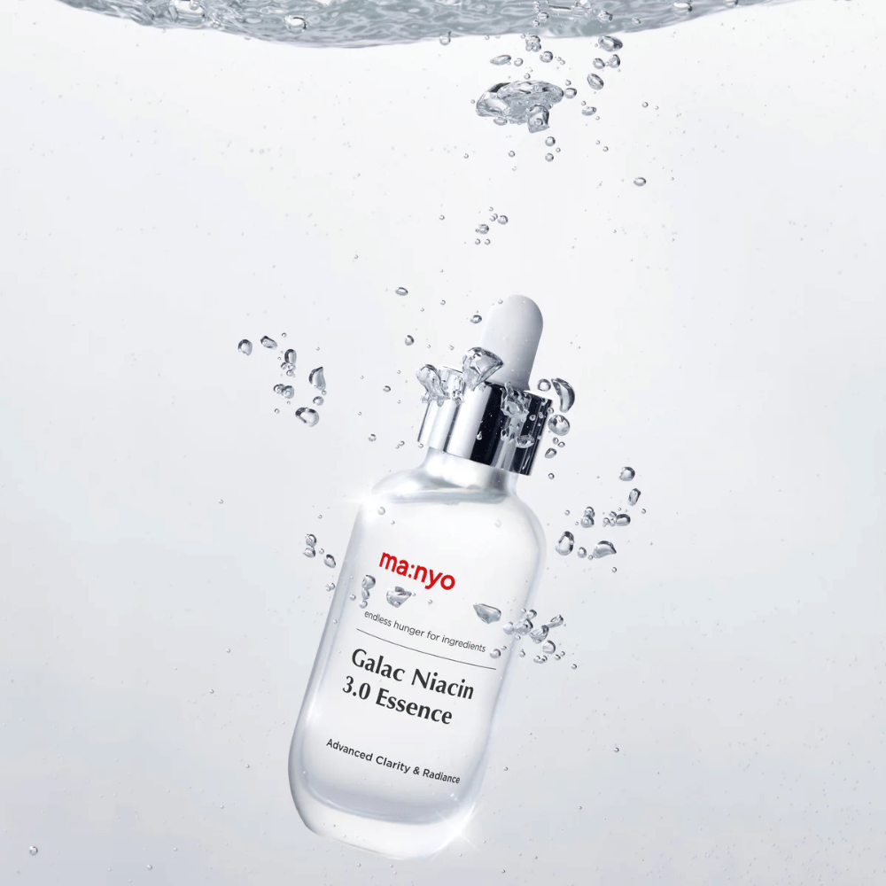 Ma:nyo Galac Niacin 3.0 Essence under vand – symbol på dens fugtgivende og friske formel, der genopretter hudens balance og glød.
