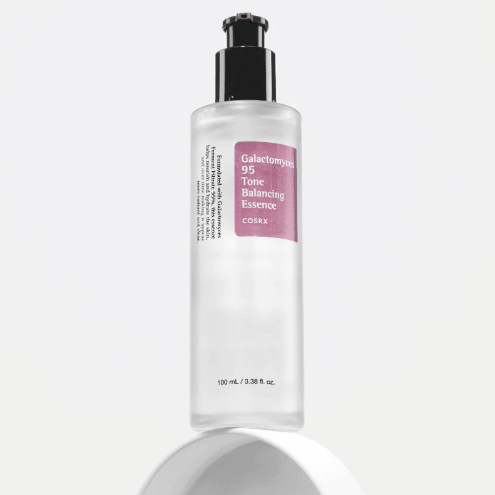 Flaske med COSRX Galactomyces 95 Tone Balancing Essence stående på hvid baggrund. Essensen fugter og styrker hudbarrieren med 95 % fermenteret filtrat.