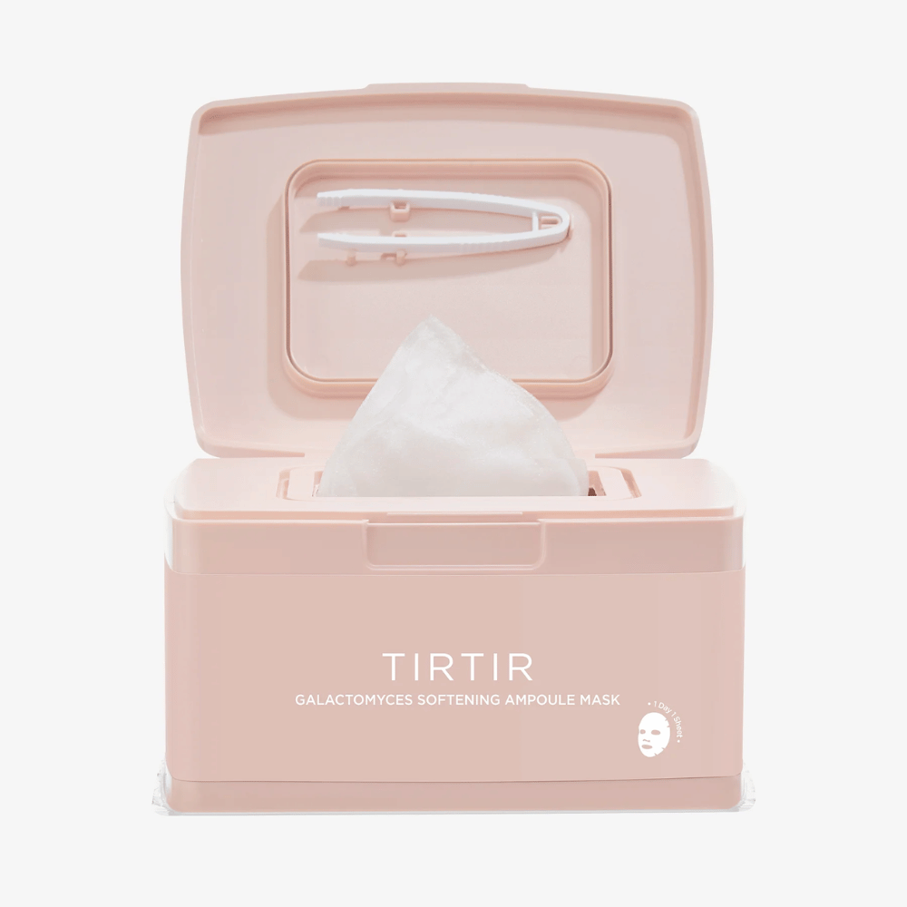 Rosa emballage med åbent låg, der viser en forhøjet Sheet mask og medfølgende pincet fastgjort på indersiden af låget, mærket med teksten "TIRTIR GALACTOMYCES SOFTENING AMPOULE MASK".