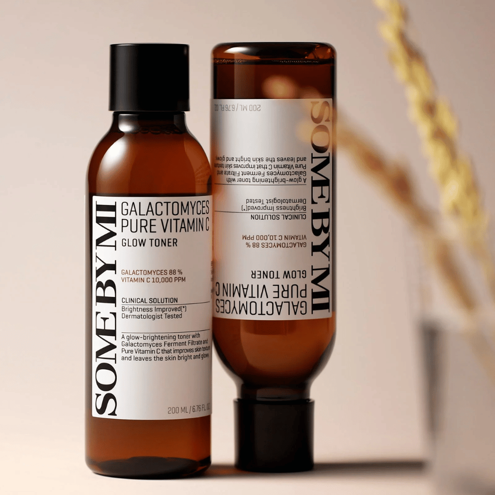 Billede af SOME BY MI Galactomyces Pure Vitamin C Glow Toner. Flaskerne er i et stilrent design med brune toner og sort låg. Produktet indeholder 88% galactomyces og 10.000 ppm vitamin C, hvilket lover at forbedre hudens glød og give en friskere hudtone.