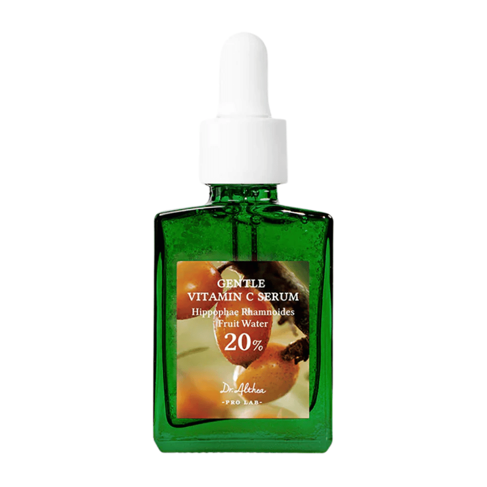 Dr.Althea Gentle Vitamin C Serum indeholder 20% C-vitamin og havtornsvand, der fugter og lysner huden. Den reducerer pigmentering og beskytter mod frie radikaler, hvilket giver en jævnere og strålende hudtone.