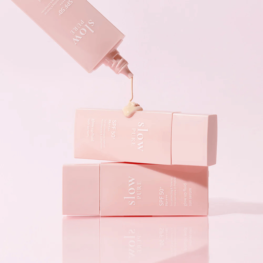 Slow Pure Glow Up Fluid Sun Serum med creme presset ud af flasken, viser let og plejende konsistens.