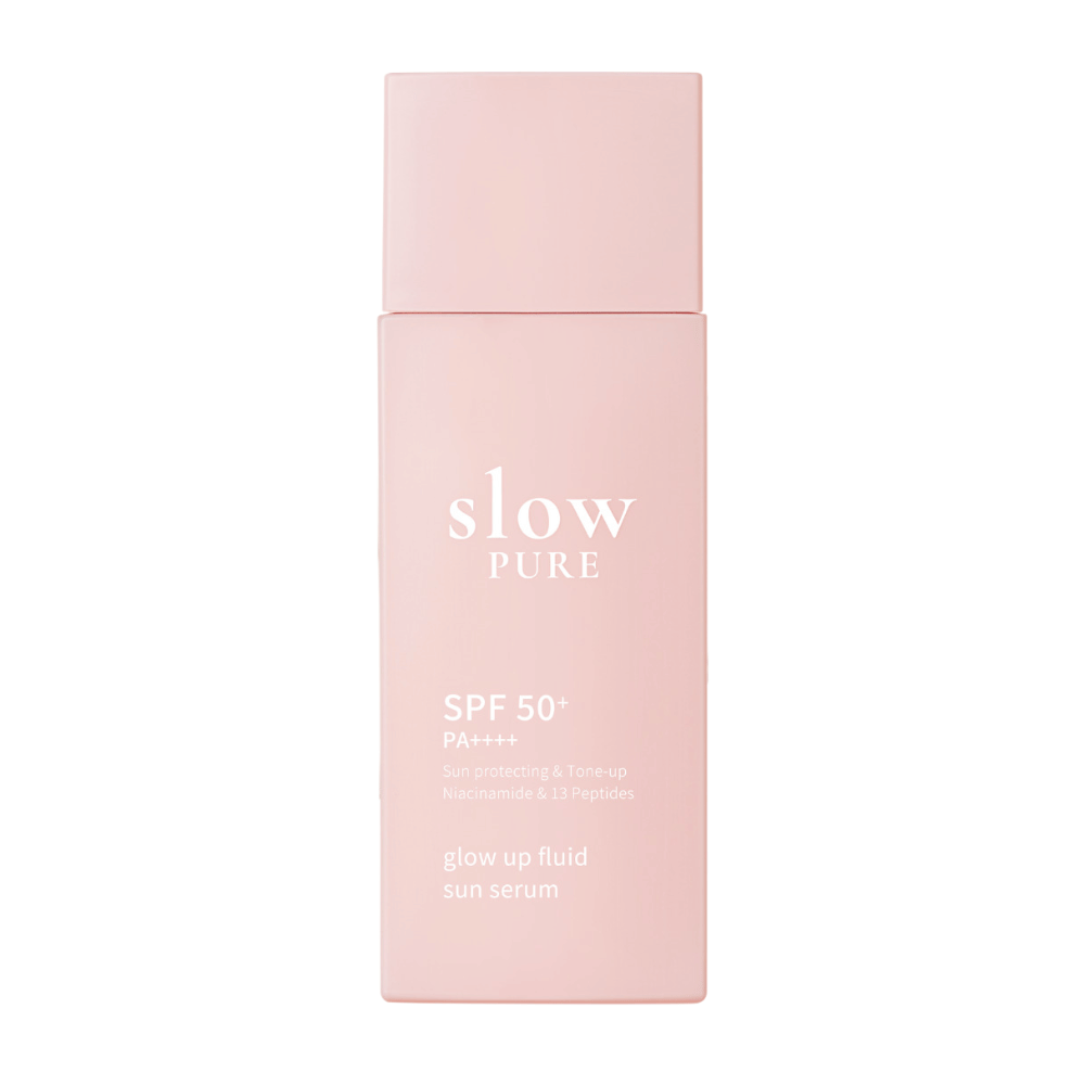 Slow Pure Glow Up Fluid Sun Serum SPF 50+ PA++++ i lyserød flaske med solbeskyttende og glødgivende formel.