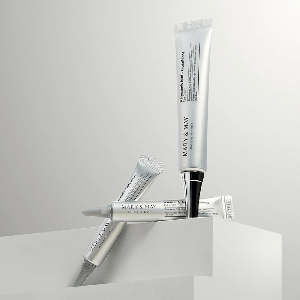 Mary&May Tranexamic Acid + Glutathione Eye Cream opstillet i studie, koreansk øjencreme som kombinerer tranexamsyre og glutathione for et klarere blik.
