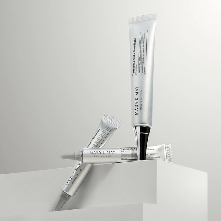 Mary&May Tranexamic Acid + Glutathione Eye Cream opstillet i studie, koreansk øjencreme som kombinerer tranexamsyre og glutathione for et klarere blik.