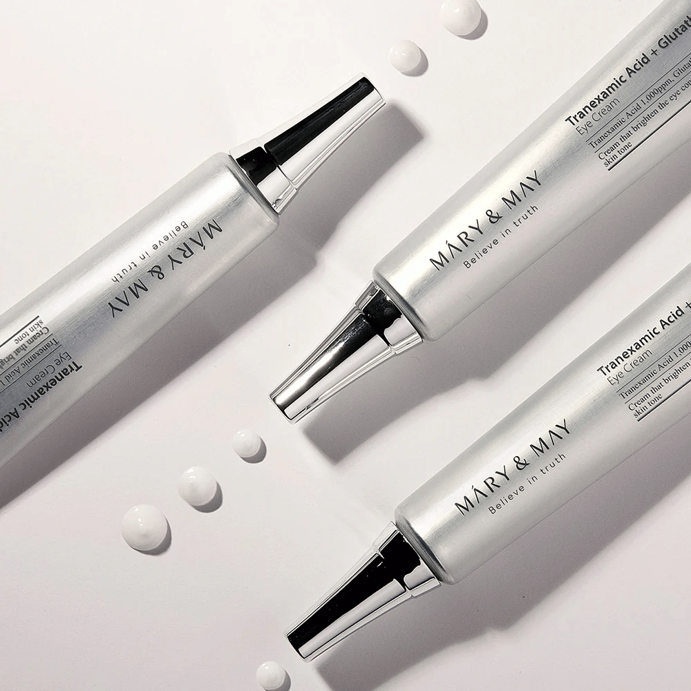 Stylet produktbillede af Mary&May Tranexamic Acid + Glutathione Eye Cream som viser cremens konsistens og fokus på lysnende øjenpleje.