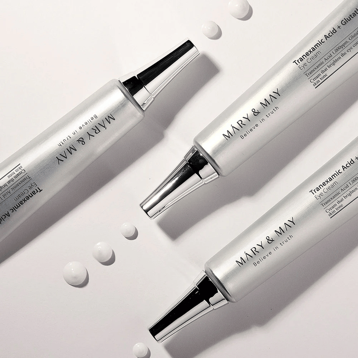Stylet produktbillede af Mary&May Tranexamic Acid + Glutathione Eye Cream som viser cremens konsistens og fokus på lysnende øjenpleje.