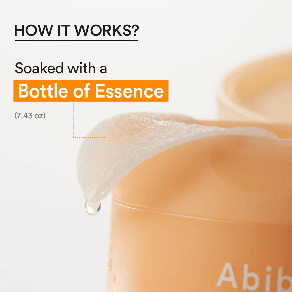 Nærbillede af fugtgivende toner pad gennemvædet i essens fra Abib Glutathiosome Dark Spot Pad Vita Touch.