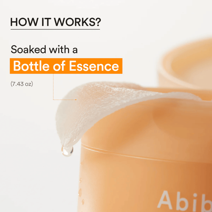 Nærbillede af fugtgivende toner pad gennemvædet i essens fra Abib Glutathiosome Dark Spot Pad Vita Touch.