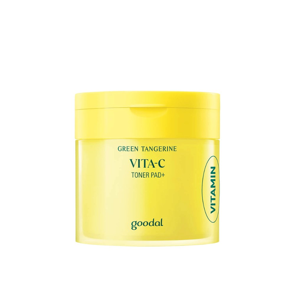 En lysegul beholder mærket "GREEN TANGERINE VITA-C TONER PAD+" af mærket "goodal", med en sidemærkning der angiver "VITAMIN".