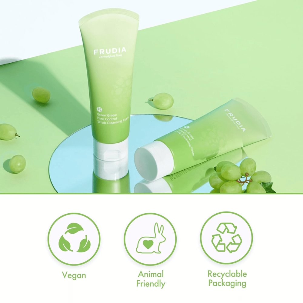 FRUDIA Green Grape Pore Control Scrub Cleansing Foam – vegansk og cruelty-free ansigtsrens med genanvendelig emballage, udviklet til effektiv porepleje.