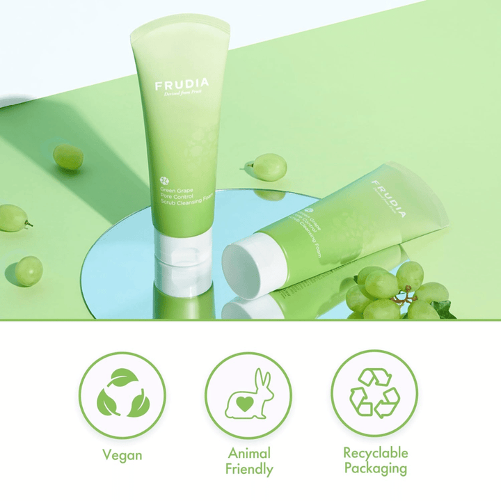 FRUDIA Green Grape Pore Control Scrub Cleansing Foam – vegansk og cruelty-free ansigtsrens med genanvendelig emballage, udviklet til effektiv porepleje.