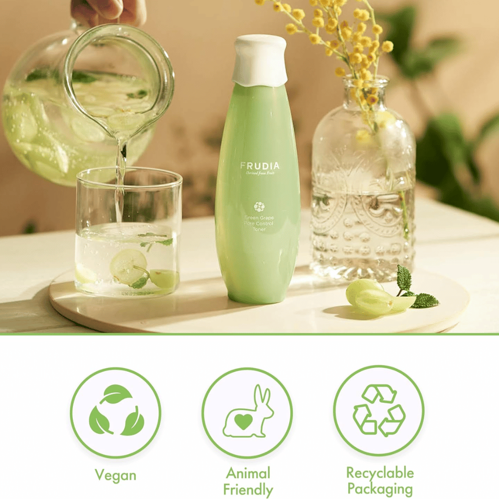 Frudia Green Grape Pore Control Toner i et naturligt miljø med grønne druer og vand, der symboliserer frisk porepleje, fugt og balanceret hud med vegansk koreansk hudpleje.