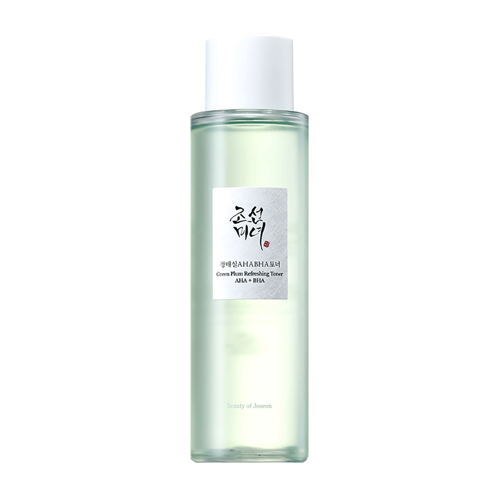 Flasken med "Green Plum Refreshing Toner" AHA + BHA har et elegant design med en hvid kork og gennemsigtig krop, der viser den grønne væske indeni. Etiketten har en stilren sort og rød tekst, hvilket giver en frisk og moderne følelse.