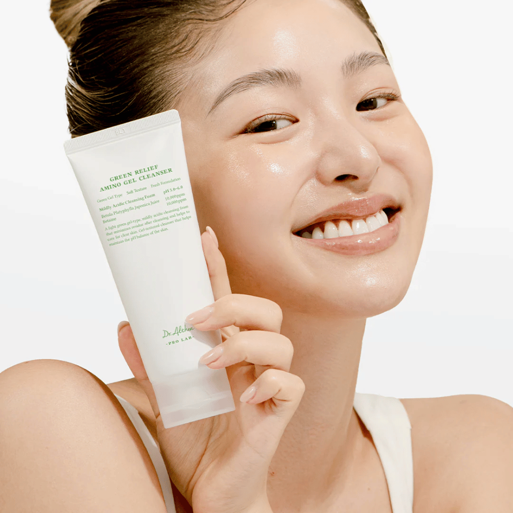 Kvinde med strålende hud holder op Dr. Althea Green Relief Amino Gel Cleanser – vegansk rens til følsom og irriteret hud.