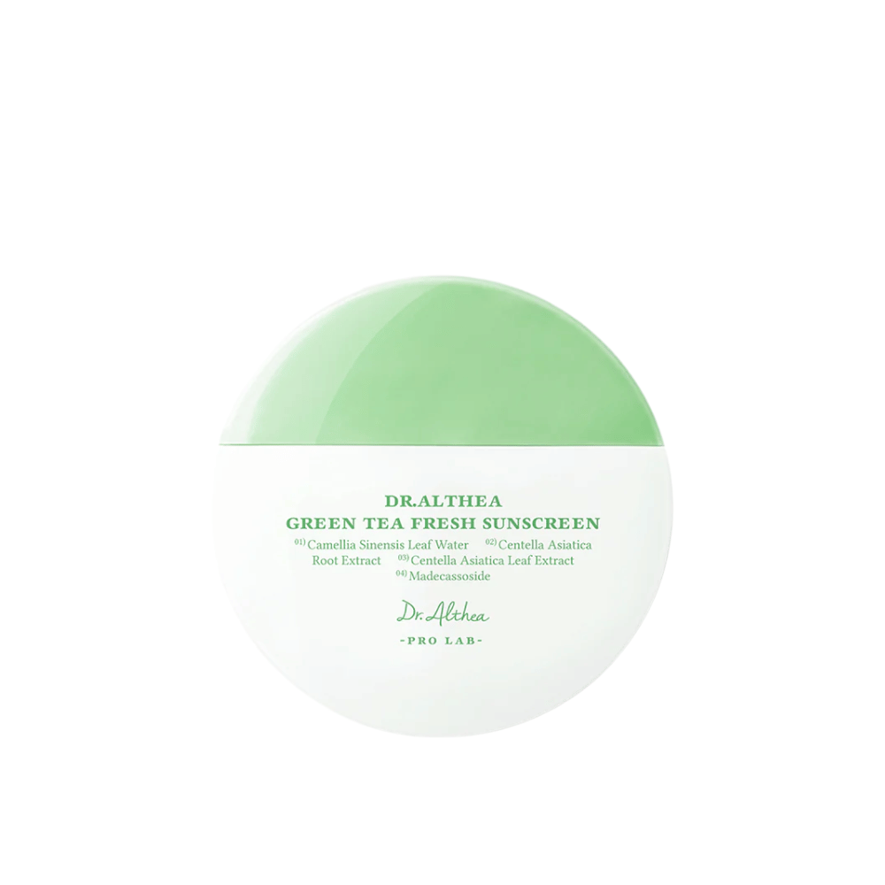 Rund solcreme fra Dr. Althea med grøn-hvid emballage og tekst, der fremhæver ingredienser som grøn te og centella asiatica – en mild kemisk solcreme med beroligende egenskaber.