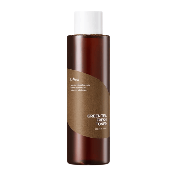 Produktbillede af Isntree Green Tea Fresh Toner mod hvid baggrund. Den olieafbalancerende toner med grøn te fra Jeju hjælper med at kontrollere overskydende talg samtidig med, at huden fugtes og beroliges.