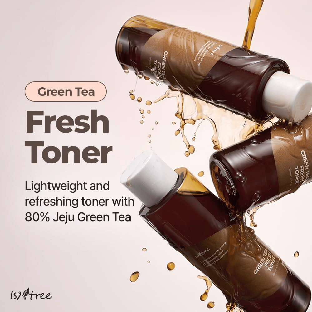 Flere flasker af Isntree Green Tea Fresh Toner er omgivet af stænk af toner. Billedet fremhæver den lette og opfriskende formel med 80 % grøn te fra Jeju for fugt og balanceret hud.