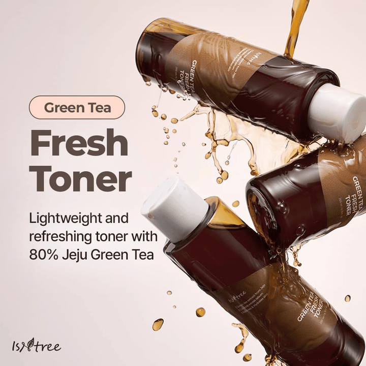 Flere flasker af Isntree Green Tea Fresh Toner er omgivet af stænk af toner. Billedet fremhæver den lette og opfriskende formel med 80 % grøn te fra Jeju for fugt og balanceret hud.