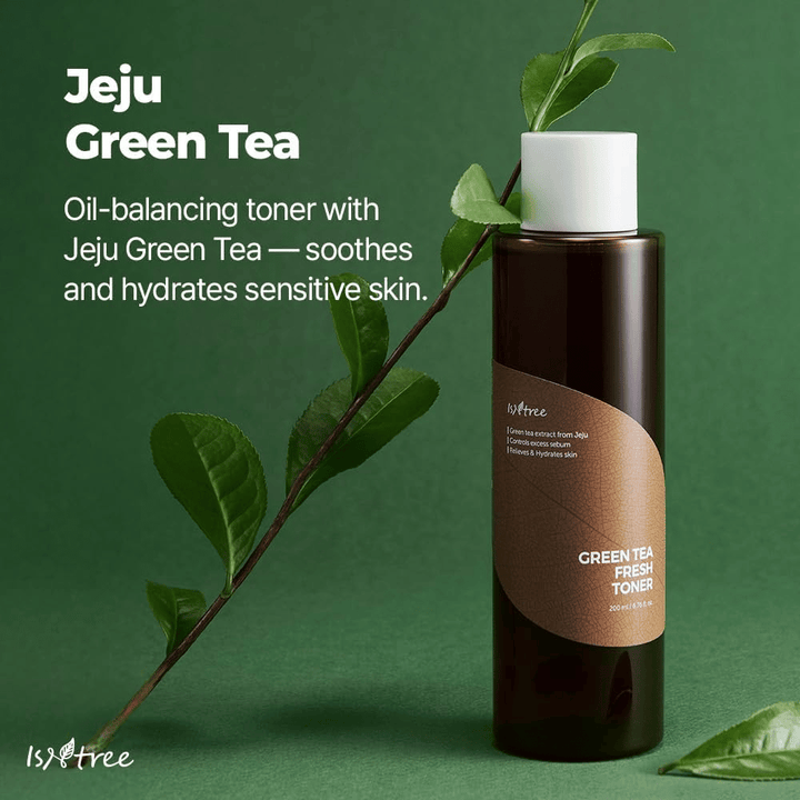 Isntree Green Tea Fresh Toner præsenteret sammen med grønne teblade fra Jeju. Billedet understreger tonerens indhold af grøn te, som hjælper med at fugte, berolige og balancere huden.
