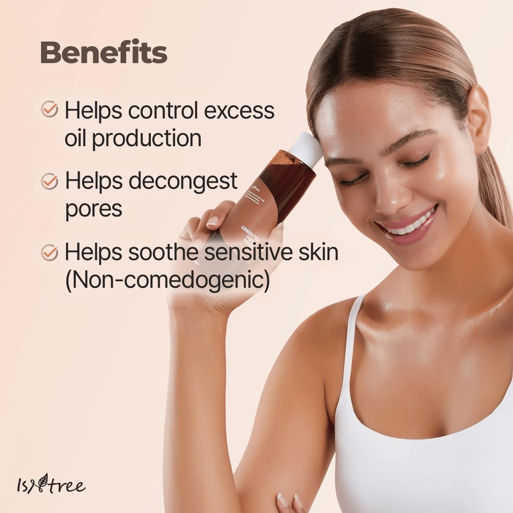 Person holder Isntree Green Tea Fresh Toner mod ansigtet. Billedet fremhæver tonerens fordele såsom at balancere talgproduktionen, rense porer og berolige sensitiv hud uden at tilstoppe porerne.
