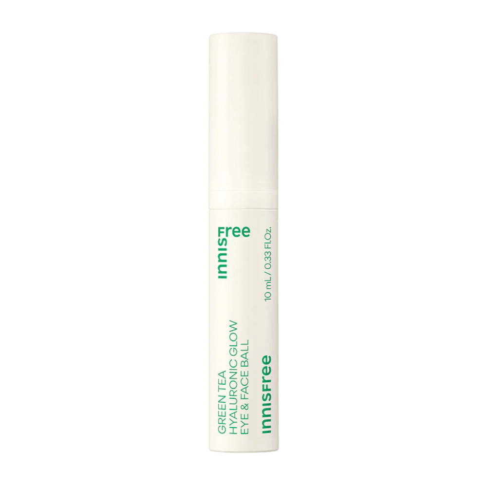 Innisfree Green Tea Hyaluronic Glow Eye & Face Ball præsenteres i en hvid flaske med grøn tekst. Produktet har en rund applikationsdel og indeholder 10 ml. Designet er enkelt og elegant, med fokus på produktet i forgrunden.