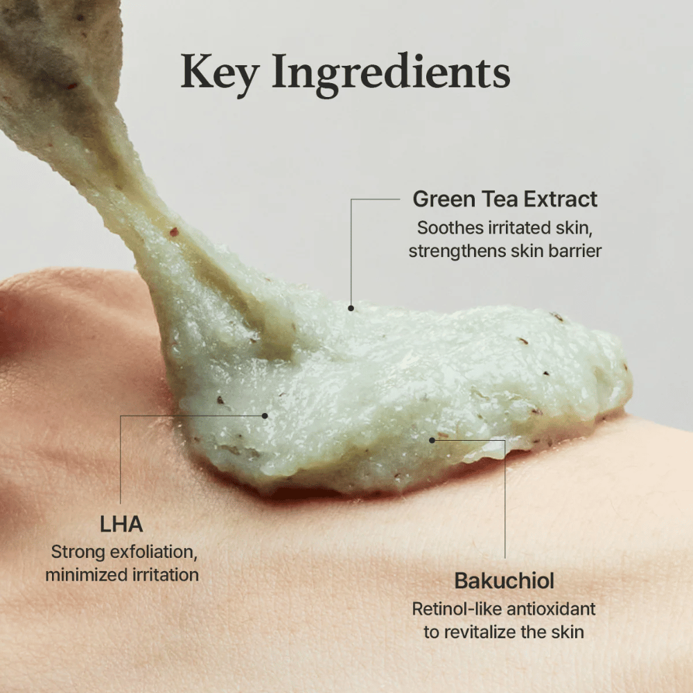 Nærbillede af cleanserens tekstur sammen med ingrediensforklaring for grøn te-ekstrakt, LHA og bakuchiol, som hjælper med at eksfoliere skånsomt og styrke hudbarrieren.