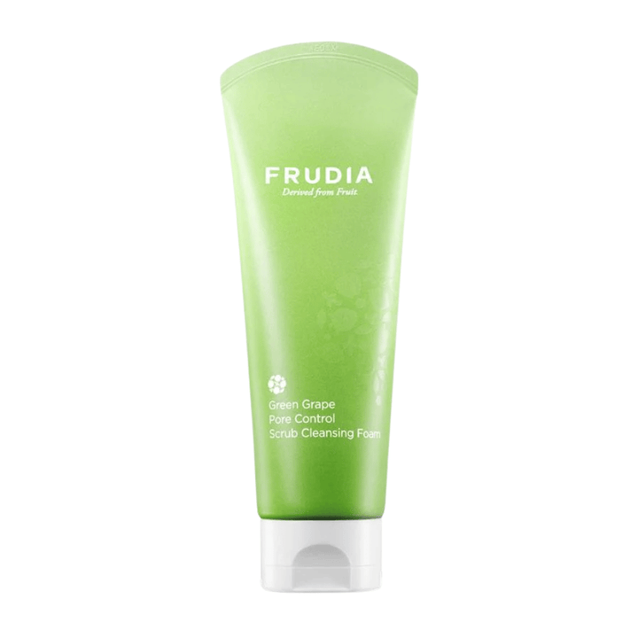 FRUDIA Green Grape Pore Control Scrub Cleansing Foam – poreminimerende ansigtsrens med grønt drueekstrakt, der eksfolierer skånsomt, renser porer i dybden og balancerer talg for en klarere hud.