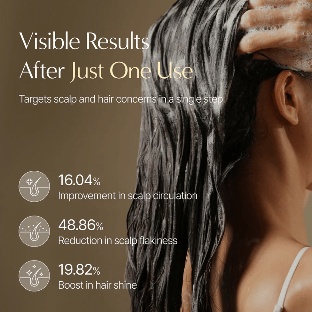 LILYEVE Grow:Turn Exosome 3D Volume Brush Shampoo som masseres ind i hovedbunden med børsteapplikator