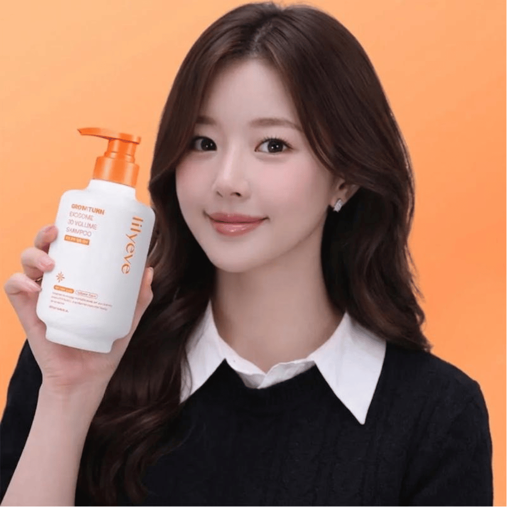 Person holder LILYEVE Grow:Turn Exosome 3D Volume Shampoo til volumengivende hår- og hovedbundspleje