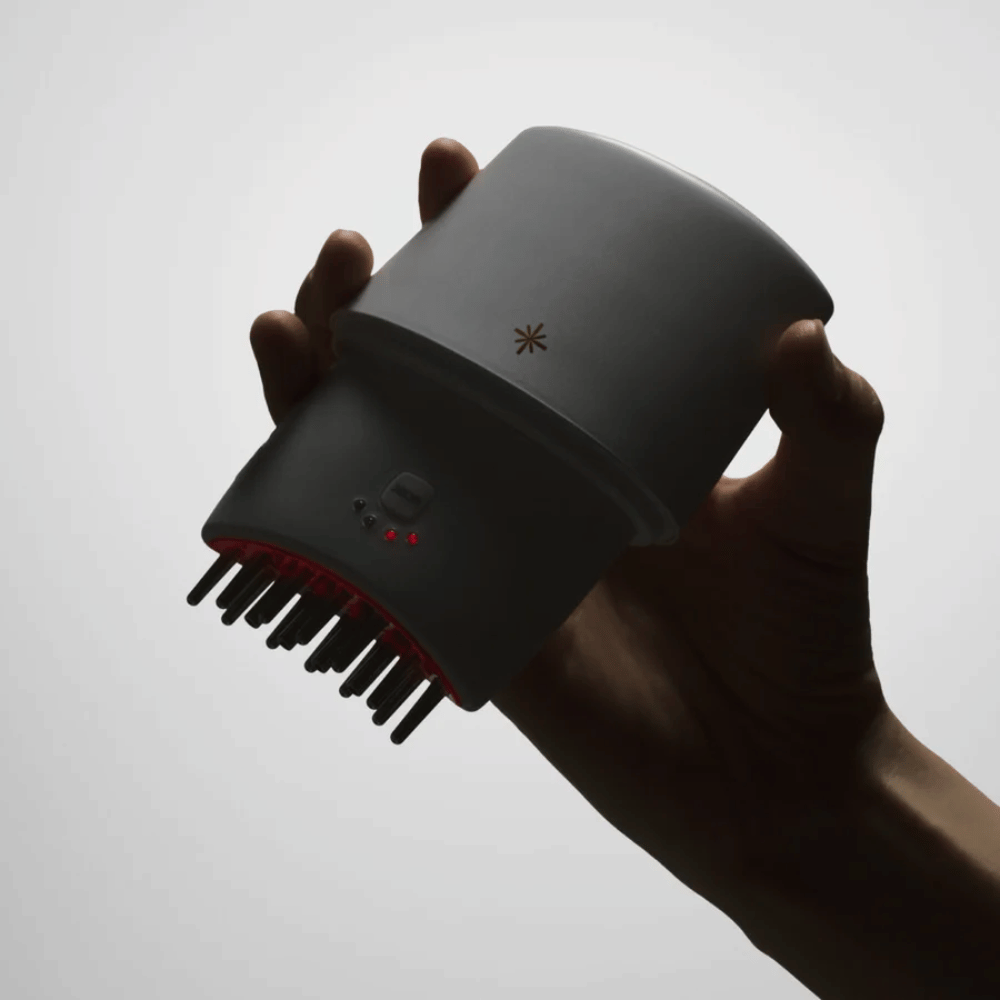 2. Lilyeve GrowTurn Pro – håndholdt hovedbundsenhed med metalpigge og rødt LED-lys