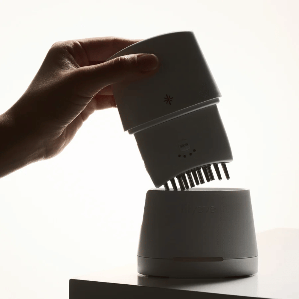 1. Lilyeve GrowTurn Pro – hvid hovedbundsenhed med aftageligt massagehoved og ladestation