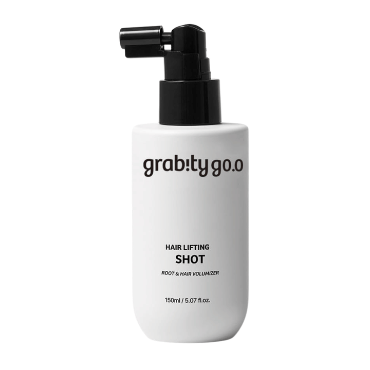 Grabity Hair Lifting Shot Root & Hair Volumizer i stilren hvid sprayflaske. Et volumen-givende hårprodukt udviklet til at løfte hårrødderne, give fyldigere hår og lette styling.