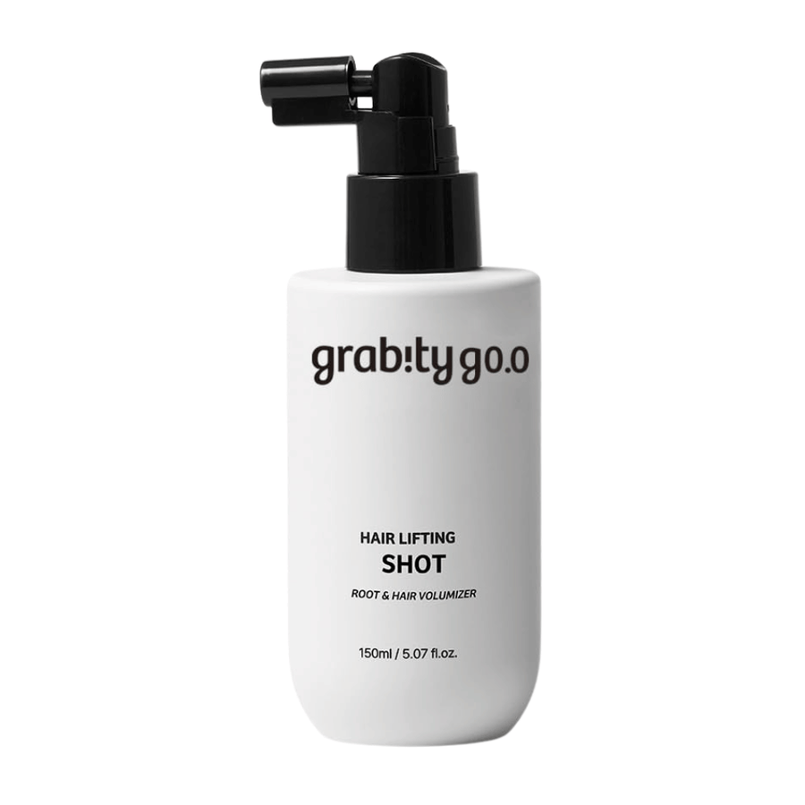Grabity Hair Lifting Shot Root & Hair Volumizer i stilren hvid sprayflaske. Et volumen-givende hårprodukt udviklet til at løfte hårrødderne, give fyldigere hår og lette styling.