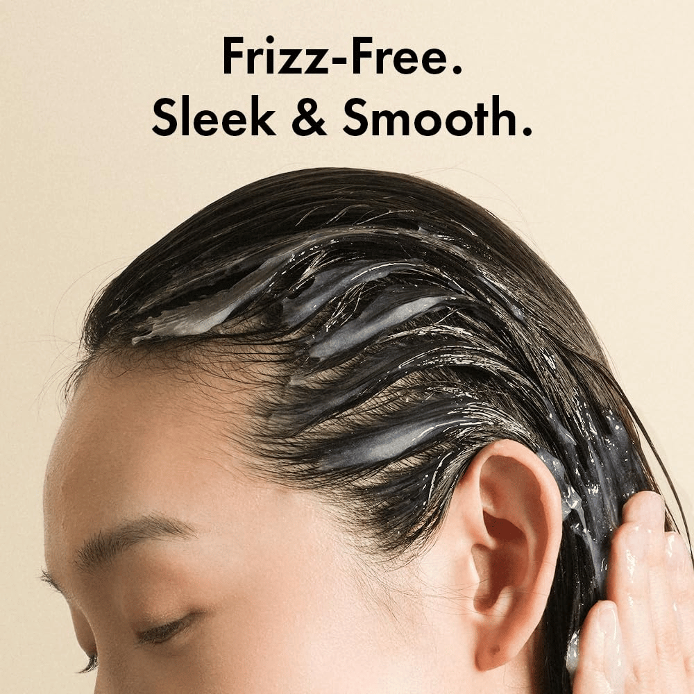 Person påfører Grabity Hair Lifting Water Conditioner i vådt hår. Den lette formel omslutter hårstråene for at modvirke krus og give et blødere, glattere og mere velplejet hår.