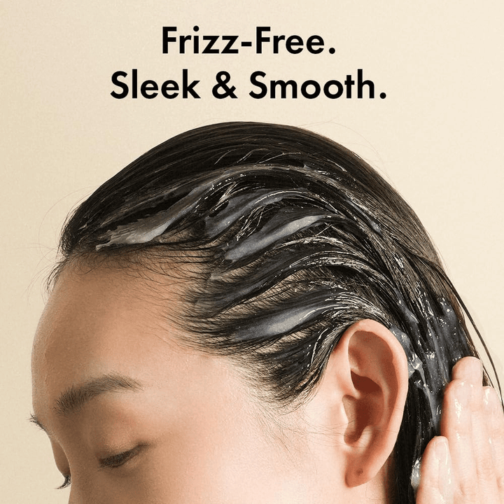 Person påfører Grabity Hair Lifting Water Conditioner i vådt hår. Den lette formel omslutter hårstråene for at modvirke krus og give et blødere, glattere og mere velplejet hår.