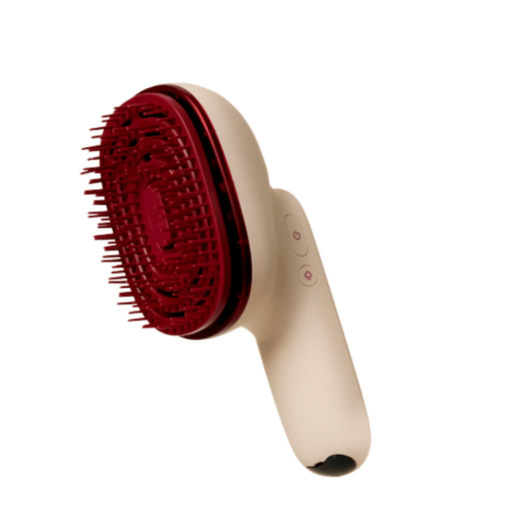 Nærbillede af MOEV Hair Steamer Pro med røde børster og ergonomisk håndtag. Professionel hårplejebørste med damp og LED-teknologi.