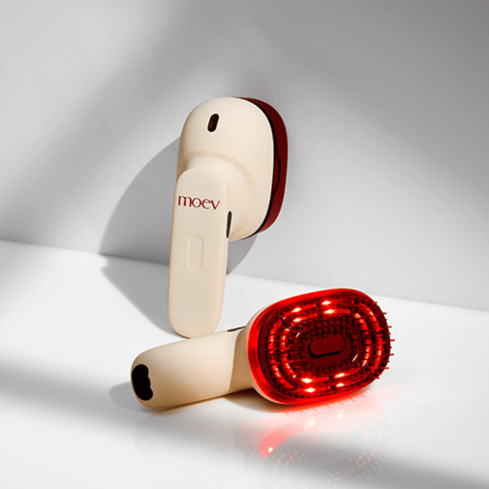 To MOEV Hair Steamer Pro på hvid baggrund. En viser aktiverede røde LED-lys, der stimulerer hovedbunden og forbedrer hårvækst.