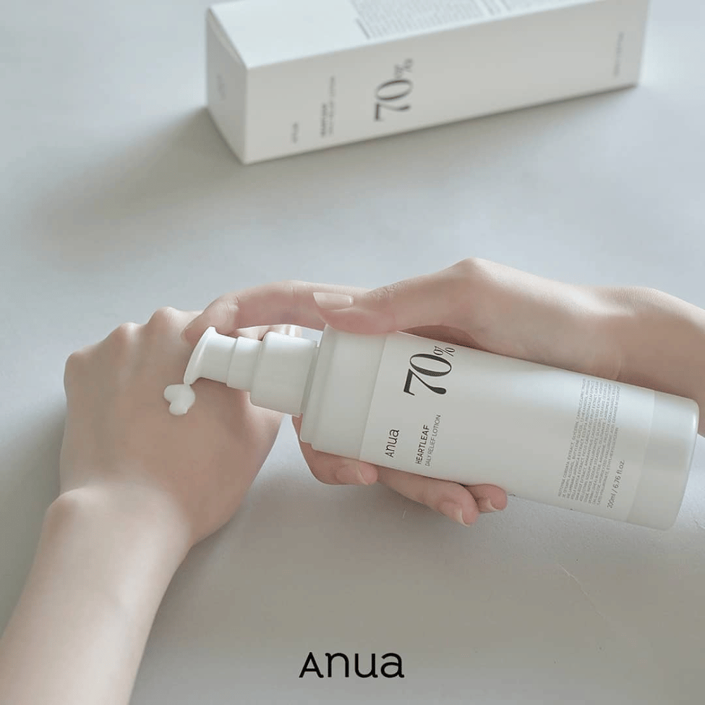 En person holder i en flaske Anua Heartleaf 70% Daily Lotion 200ml.