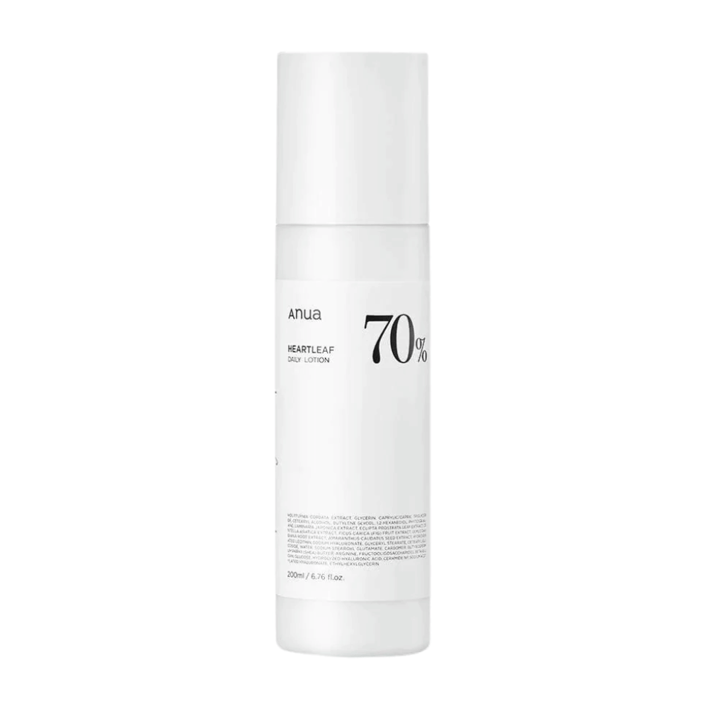En hvid flaske med et hvidt låg med Heartleaf 70% Daily Lotion på hvid baggrund, fra Anua.