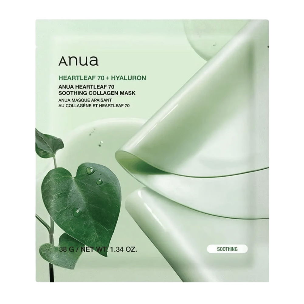 Rent produktbillede af Anua Heartleaf 70 Soothing Collagen Mask. Emballagen har et blødt grønt design, som formidler beroligende og fugtgivende egenskaber. Heartleaf-blade med vanddråber forstærker produktets fokus på sensitiv hud, fugtbalance og plejende ingredienser. Produktet markedsføres som en beroligende kollagenmaske med heartleaf og hyaluronsyre.
