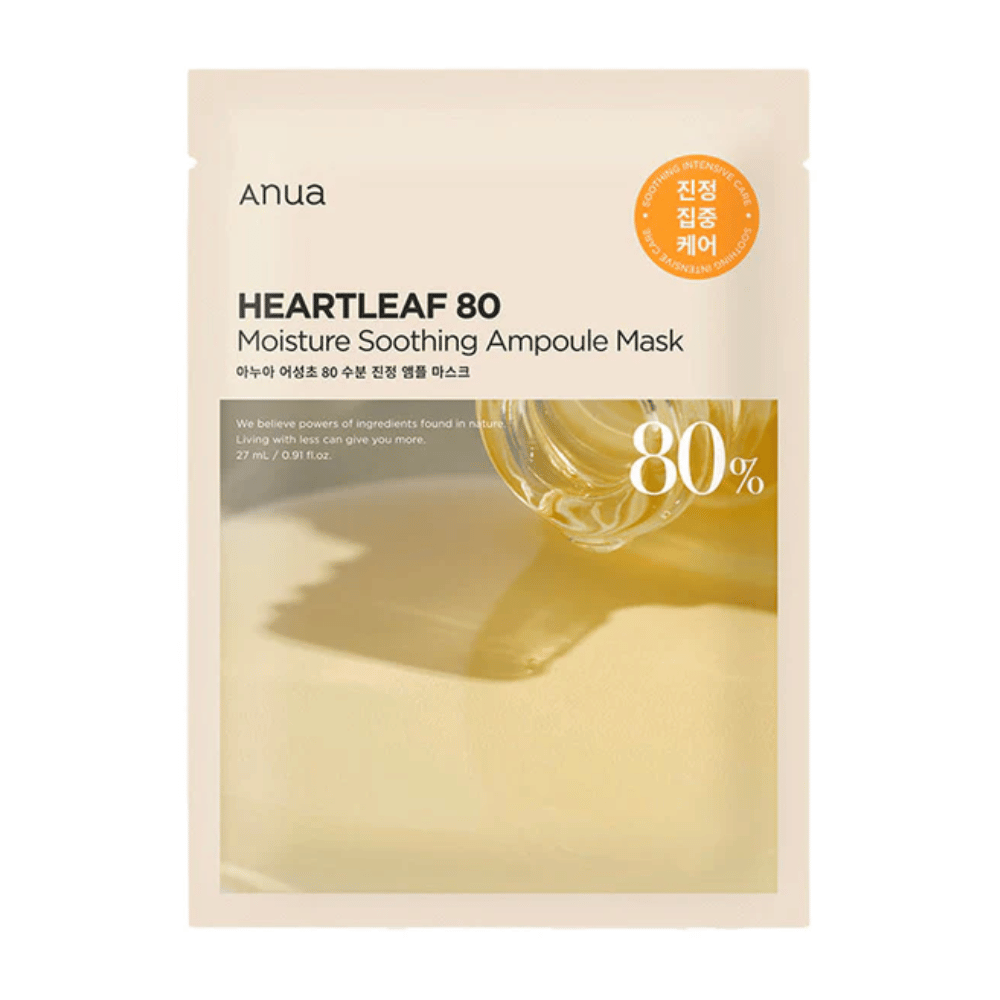 Emballagen til Anua Heartleaf 80 Moisture Soothing Ampoule Mask viser en tyk, gylden væske, der drypper på en overflade, med en tydelig etiket, der viser 80% hovedingrediens. Designet er minimalistisk med neutrale farver.