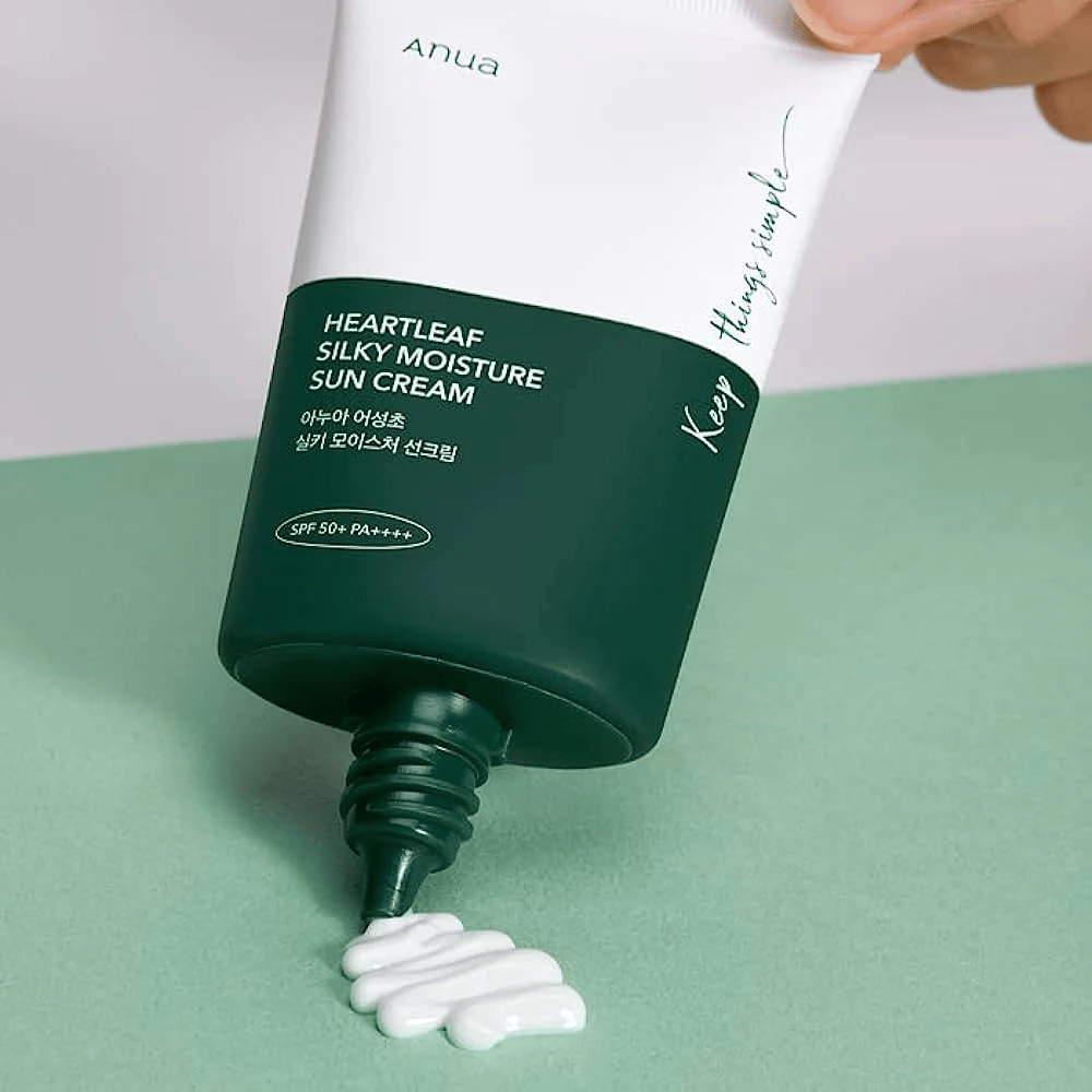  Solcreme fra Anua, "Heartleaf Silky Moisture", presses ud af tuben.