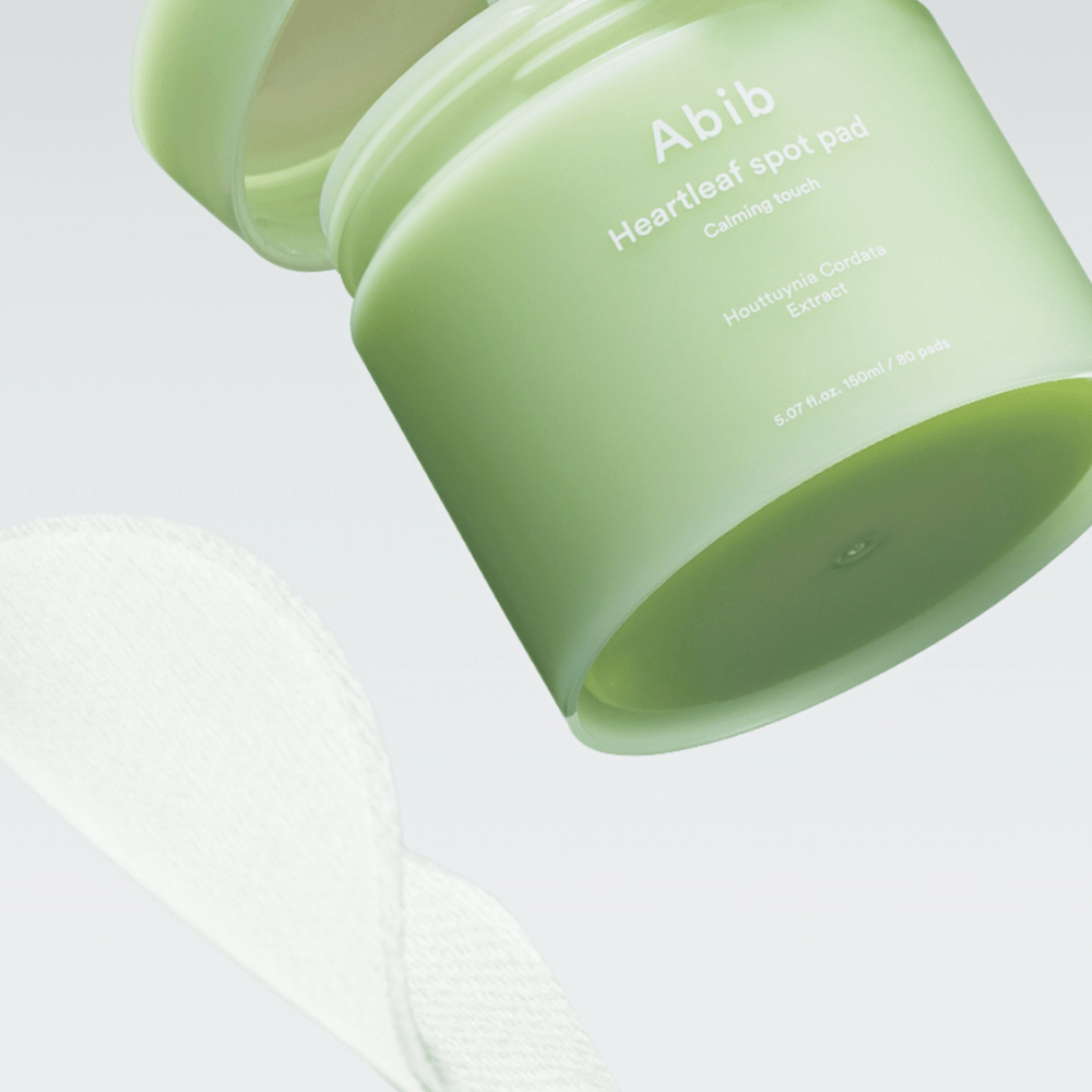 Krukke med Abib Heartleaf Spot Pad Calming Touch, indeholder Houttuynia Cordata-ekstrakt.