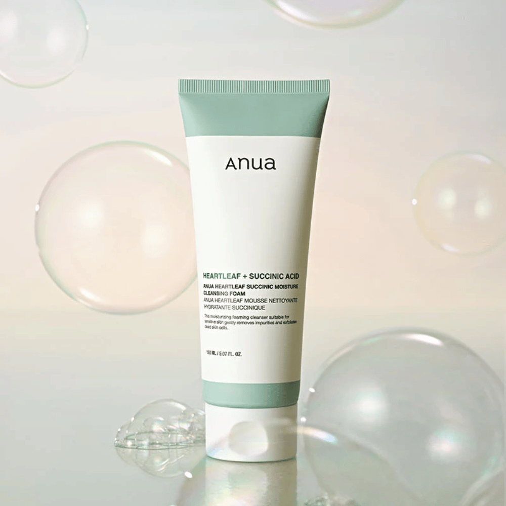Produktbillede af Anua Heartleaf + Succinic Acid Moisture Cleansing Foam omgivet af transparente bobler. Billedet forstærker følelsen af mild rengøring, friskhed og et luftigt skum.
