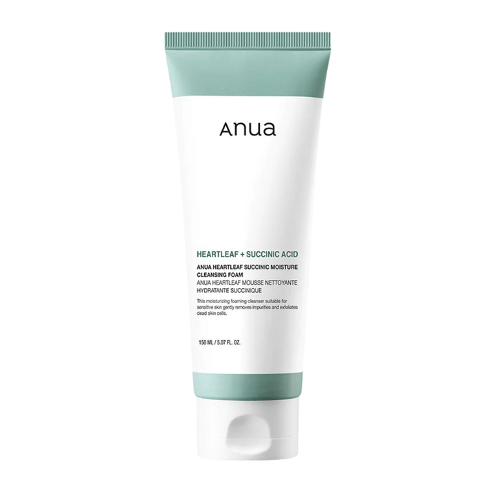 Frilagt produktbillede mod neutral baggrund, der viser Anua Heartleaf + Succinic Acid Moisture Cleansing Foam i detalje. Billedet fokuserer på produktens emballage, størrelse og design for en tydelig produktpræsentation.